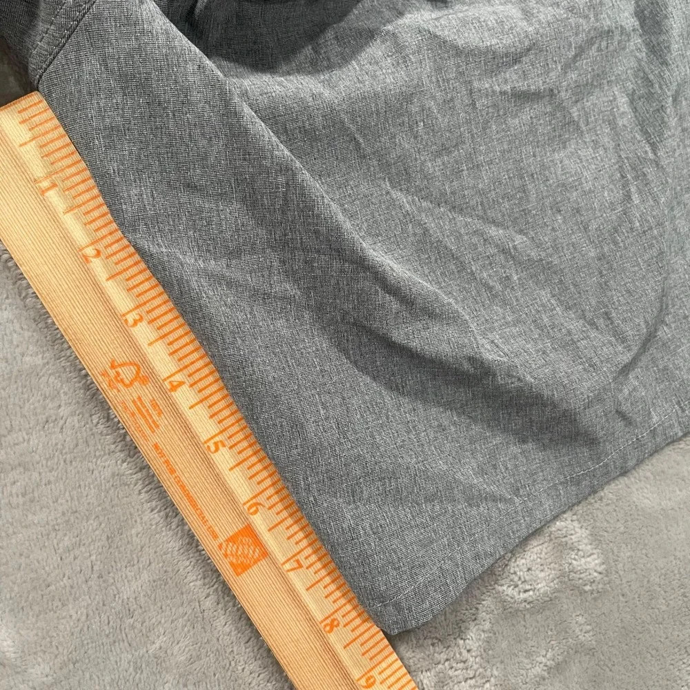 Vuori Aim Shorts Mens 34 Gray Performance Stretch Golf Casual Chino Preppy